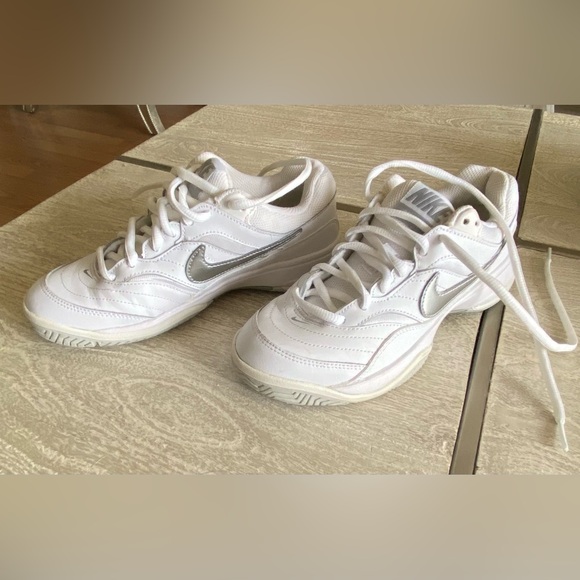 Nike Shoes - Nike court lite